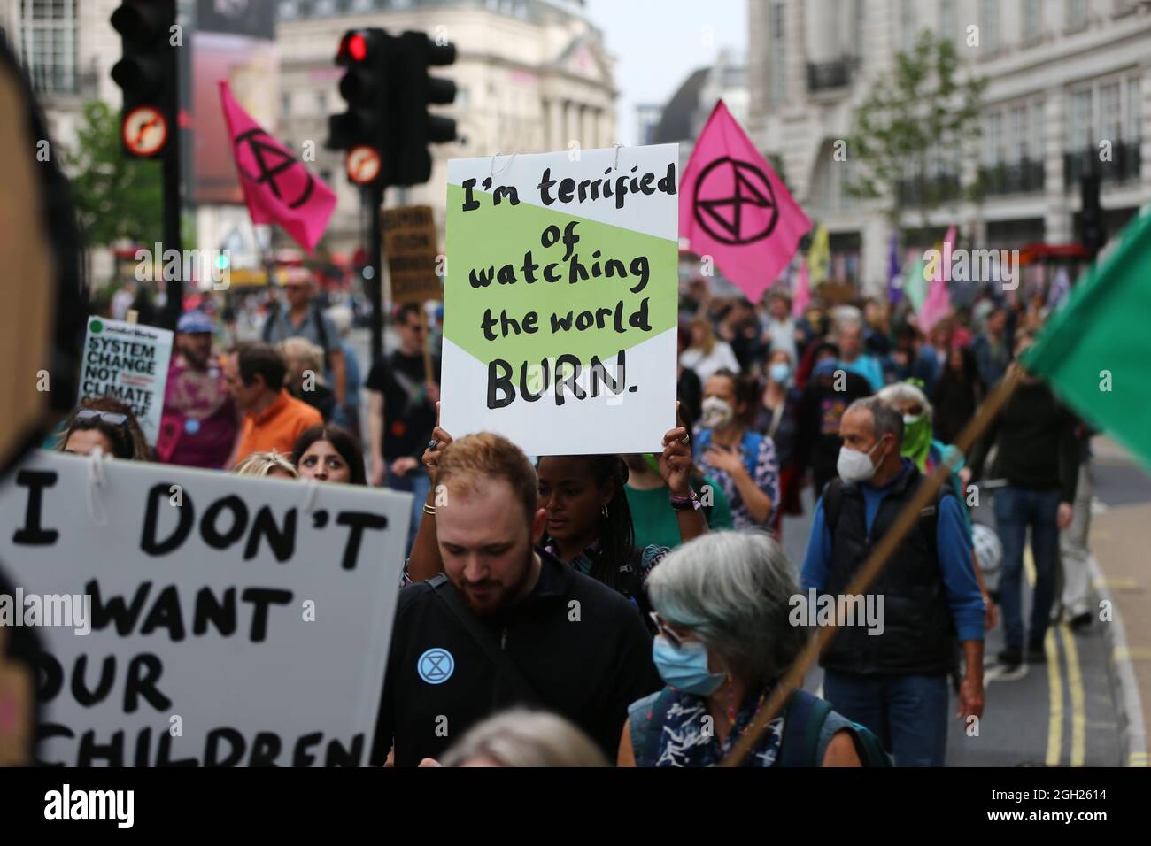 London, England, Großbritannien. September 2021. Am 13. Tag ihrer geplanten 2-wöchigen Aktion marschieren die Kampagnen-Gruppe Extinction Rebellion durch das Zentrum Londons. (Bild: © Tayfun Salci/ZUMA Press Wire) Stockfoto