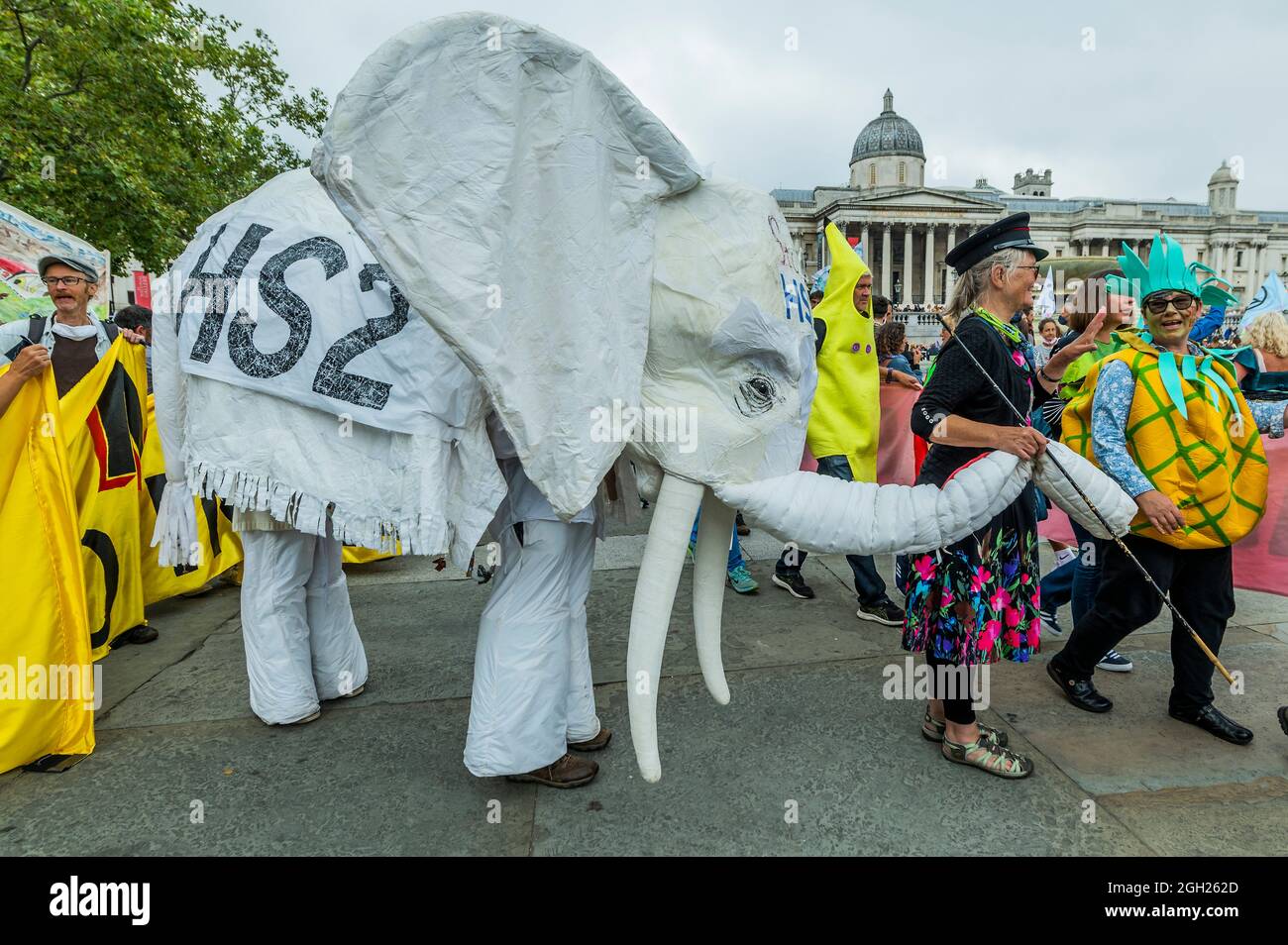 London, Großbritannien. September 2021. Der Stopp HS2 White Elephant - Extinction Rebellion beendet seinen zweiwöchigen Protest mit einem Marsch für die Natur unter dem Namen „Unmögliche Rebellion“. Die Menschen kleiden sich als gefährdete Kreaturen und es herrscht gnerisch eine Karnevalsatmosphäre. Kredit: Guy Bell/Alamy Live Nachrichten Stockfoto