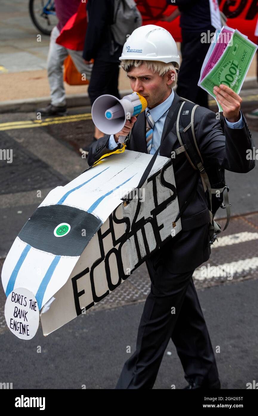 London, Großbritannien. 4. September 2021. Ein Anti-HS2-Klimaaktivist von Extinction Rebellion nimmt an einem Marsch für die Natur vom Trafalgar Square nach Marble Arch Teil, um die Auswirkungen des Klimawandels auf den Verlust von Pflanzen- und Tierleben zu beleuchten. Die Veranstaltung findet am dreizehnten Tag des zweiwöchigen Protestes ‘Unmögliche Rebellion’ statt, um „die Grundursache der Klima- und Umweltkrise anzuvisieren“. Kredit: Stephen Chung / Alamy Live Nachrichten Stockfoto