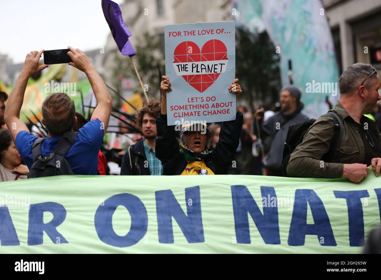 London, England, Großbritannien. September 2021. Am 13. Tag ihrer geplanten 2-wöchigen Aktion marschieren die Kampagnen-Gruppe Extinction Rebellion durch das Zentrum Londons. (Bild: © Tayfun Salci/ZUMA Press Wire) Stockfoto
