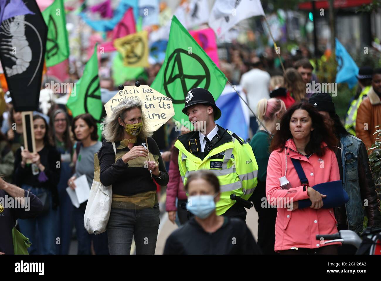London, England, Großbritannien. September 2021. Am 13. Tag ihrer geplanten 2-wöchigen Aktion marschieren die Kampagnen-Gruppe Extinction Rebellion durch das Zentrum Londons. (Bild: © Tayfun Salci/ZUMA Press Wire) Stockfoto