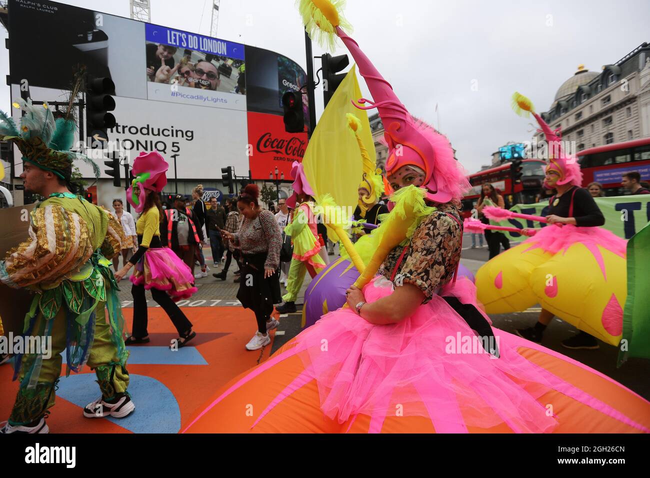 London, England, Großbritannien. September 2021. Am 13. Tag ihrer geplanten 2-wöchigen Aktion marschieren die Kampagnen-Gruppe Extinction Rebellion durch das Zentrum Londons. (Bild: © Tayfun Salci/ZUMA Press Wire) Stockfoto