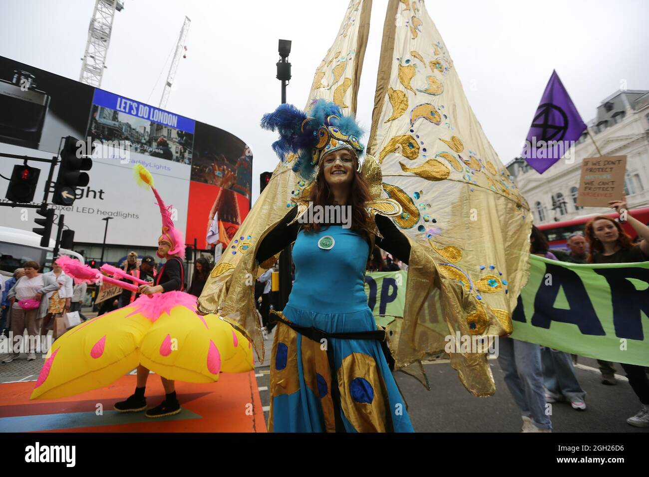 London, England, Großbritannien. September 2021. Am 13. Tag ihrer geplanten 2-wöchigen Aktion marschieren die Kampagnen-Gruppe Extinction Rebellion durch das Zentrum Londons. (Bild: © Tayfun Salci/ZUMA Press Wire) Stockfoto