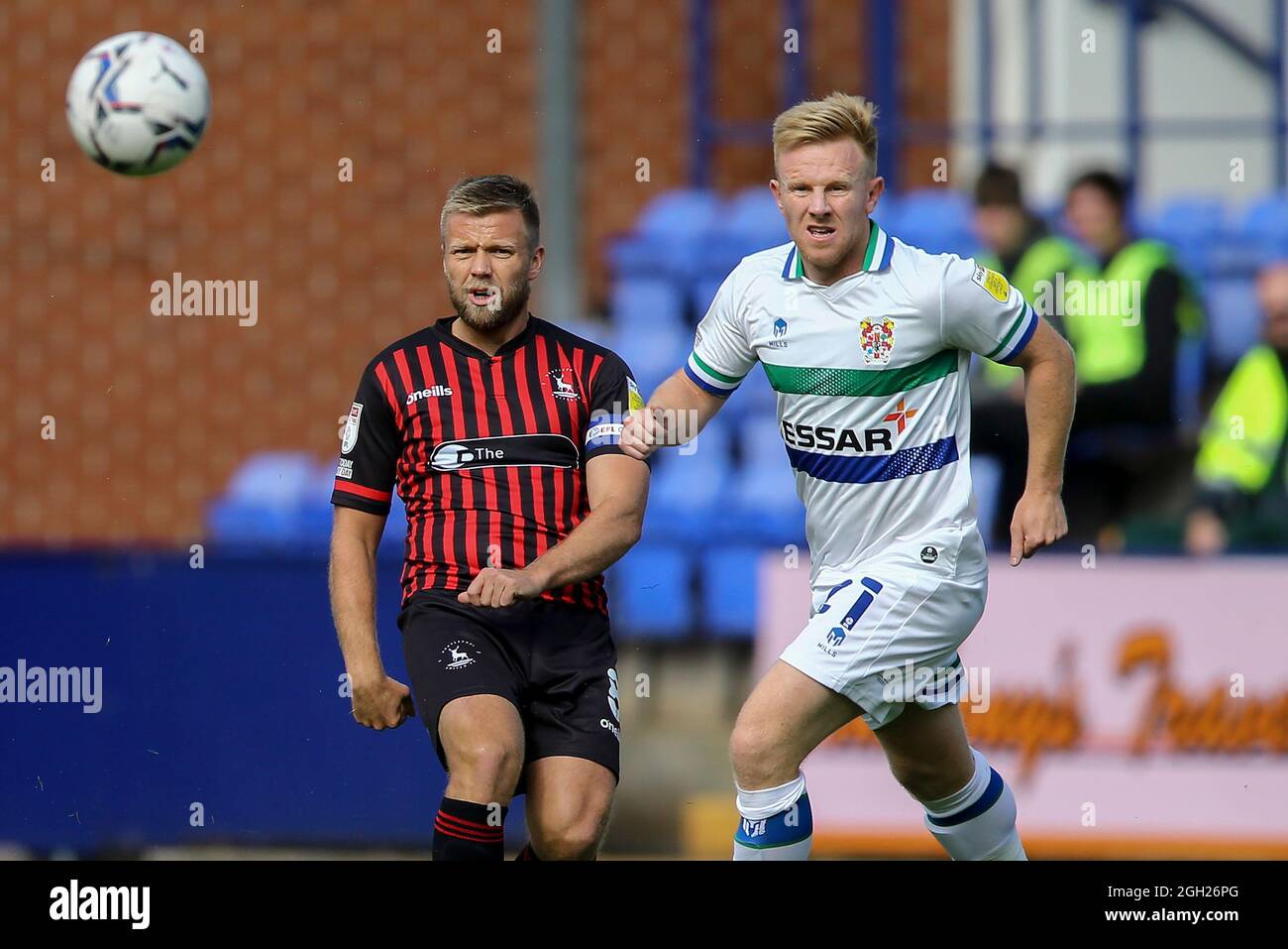 Birkenhead, Großbritannien. September 2021. Nicky Featherstone von Hartlepool United und Mark Duffy von Tranmere Rovers in Aktion. EFL Skybet Football League Two Match, Tranmere Rovers gegen Hartlepool Utd FC im Prenton Park, Birkenhead, Wirral am Samstag, 4. September 2021. Dieses Bild darf nur für redaktionelle Zwecke verwendet werden. Nur zur redaktionellen Verwendung, Lizenz für kommerzielle Nutzung erforderlich. Keine Verwendung bei Wetten, Spielen oder Veröffentlichungen in einem Club/einer Liga/einem Spieler.PIC von Chris Stading/Andrew Orchard Sports Photography/Alamy Live News Credit: Andrew Orchard Sports Photography/Alamy Live News Stockfoto