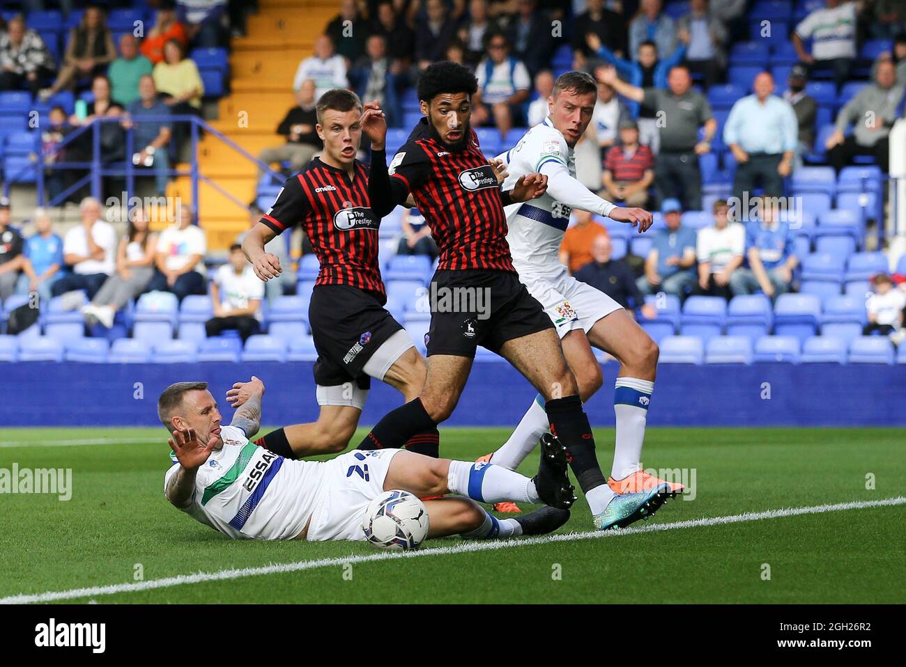 Birkenhead, Großbritannien. September 2021. Peter Clarke von Tranmere Rovers macht den Ball frei. EFL Skybet Football League Two Match, Tranmere Rovers gegen Hartlepool Utd FC im Prenton Park, Birkenhead, Wirral am Samstag, 4. September 2021. Dieses Bild darf nur für redaktionelle Zwecke verwendet werden. Nur zur redaktionellen Verwendung, Lizenz für kommerzielle Nutzung erforderlich. Keine Verwendung bei Wetten, Spielen oder Veröffentlichungen in einem Club/einer Liga/einem Spieler.PIC von Chris Stading/Andrew Orchard Sports Photography/Alamy Live News Credit: Andrew Orchard Sports Photography/Alamy Live News Stockfoto