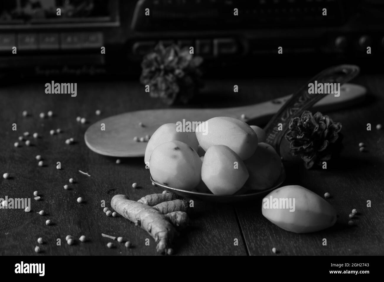 Blick auf c Paprika, Kartoffeln, Kurkuma und einige Arten in Graustufen Stockfoto