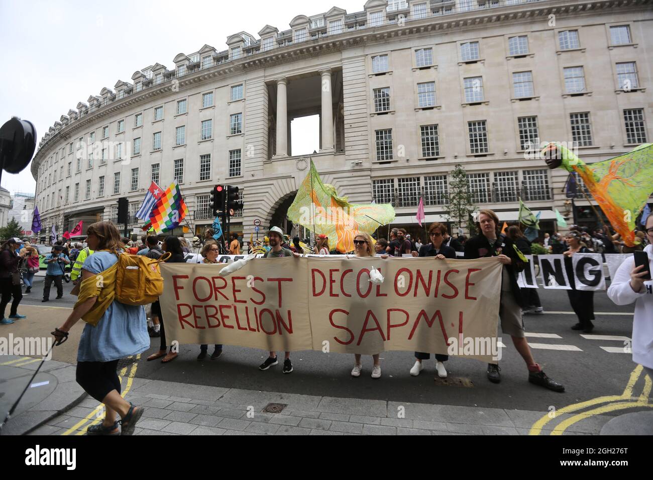 London, England, Großbritannien. September 2021. Am 13. Tag ihrer geplanten 2-wöchigen Aktion marschieren die Kampagnen-Gruppe Extinction Rebellion durch das Zentrum Londons. (Bild: © Tayfun Salci/ZUMA Press Wire) Stockfoto