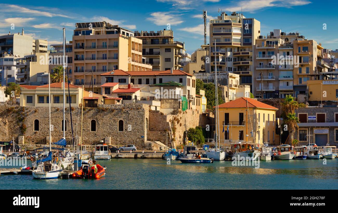 Heraklion, Griechenland - 20. August 2021 - der berühmte und historische Hafen der Stadt Heraklion auf der griechischen Insel Kreta Stockfoto
