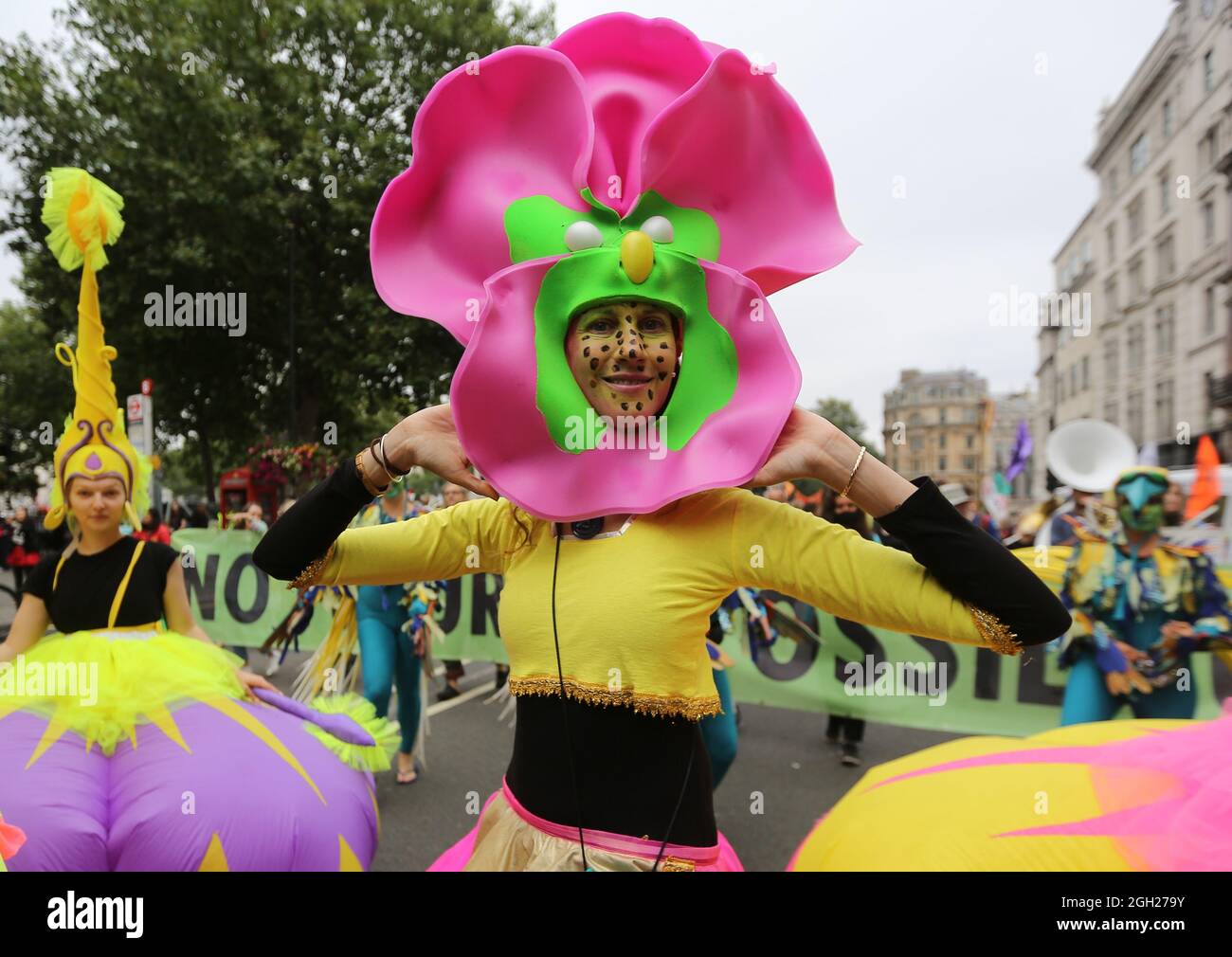 London, England, Großbritannien. September 2021. Am 13. Tag ihrer geplanten 2-wöchigen Aktion marschieren die Kampagnen-Gruppe Extinction Rebellion durch das Zentrum Londons. (Bild: © Tayfun Salci/ZUMA Press Wire) Stockfoto