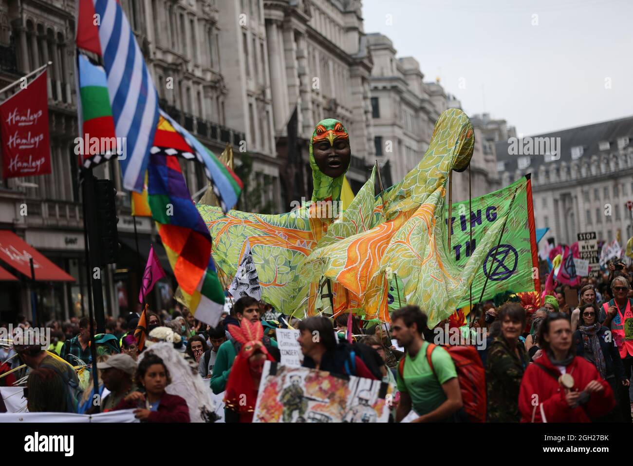 London, England, Großbritannien. September 2021. Am 13. Tag ihrer geplanten 2-wöchigen Aktion marschieren die Kampagnen-Gruppe Extinction Rebellion durch das Zentrum Londons. (Bild: © Tayfun Salci/ZUMA Press Wire) Stockfoto