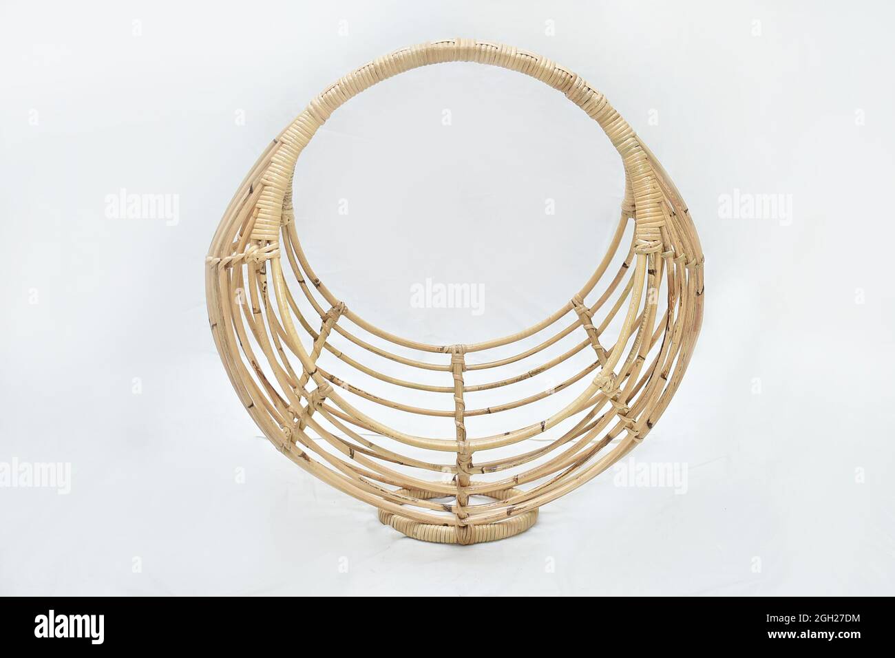 Rattan Obstkorb auf weißem Hintergrund Stockfoto
