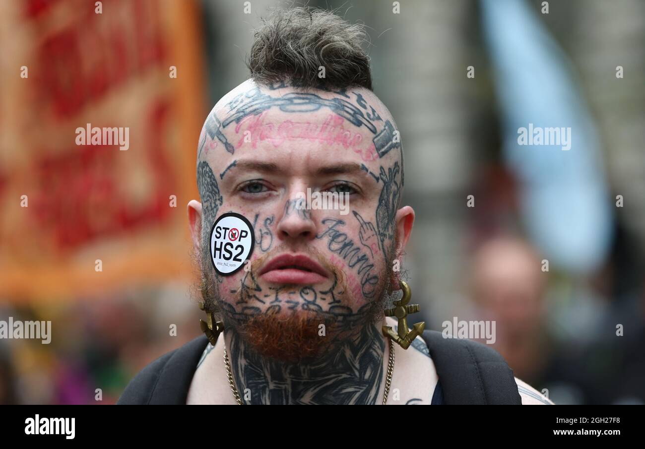 London, England, Großbritannien. September 2021. Am 13. Tag ihrer geplanten 2-wöchigen Aktion marschieren die Kampagnen-Gruppe Extinction Rebellion durch das Zentrum Londons. (Bild: © Tayfun Salci/ZUMA Press Wire) Stockfoto