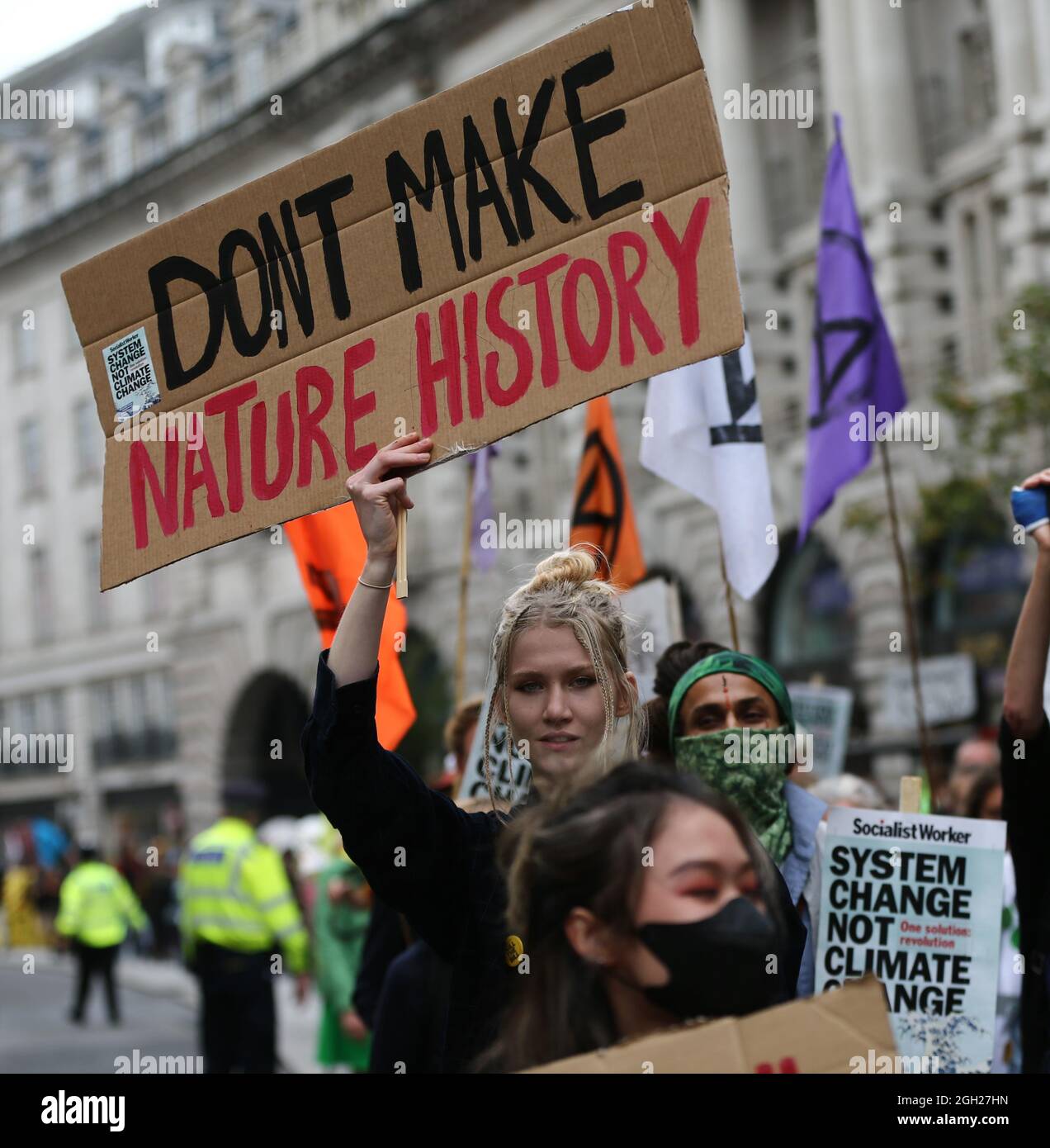 London, England, Großbritannien. September 2021. Am 13. Tag ihrer geplanten 2-wöchigen Aktion marschieren die Kampagnen-Gruppe Extinction Rebellion durch das Zentrum Londons. (Bild: © Tayfun Salci/ZUMA Press Wire) Stockfoto