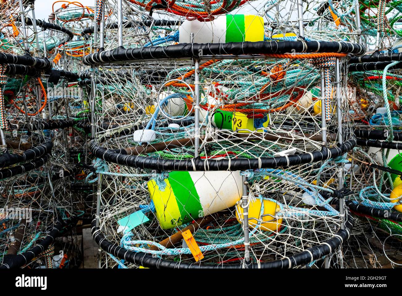 WA20251-00....WASHINGTON - Krabbenbehälter in der Marina der Küstenstadt Ilwaco, Pacific County. Stockfoto