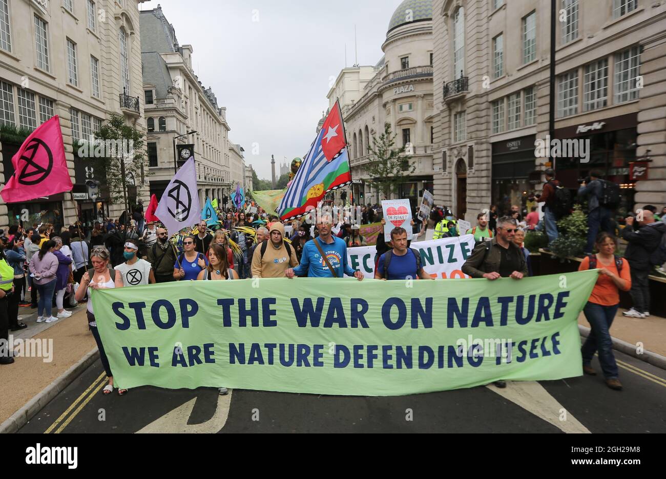 London, England, Großbritannien. September 2021. Am 13. Tag ihrer geplanten 2-wöchigen Aktion marschieren die Kampagnen-Gruppe Extinction Rebellion durch das Zentrum Londons. (Bild: © Tayfun Salci/ZUMA Press Wire) Stockfoto
