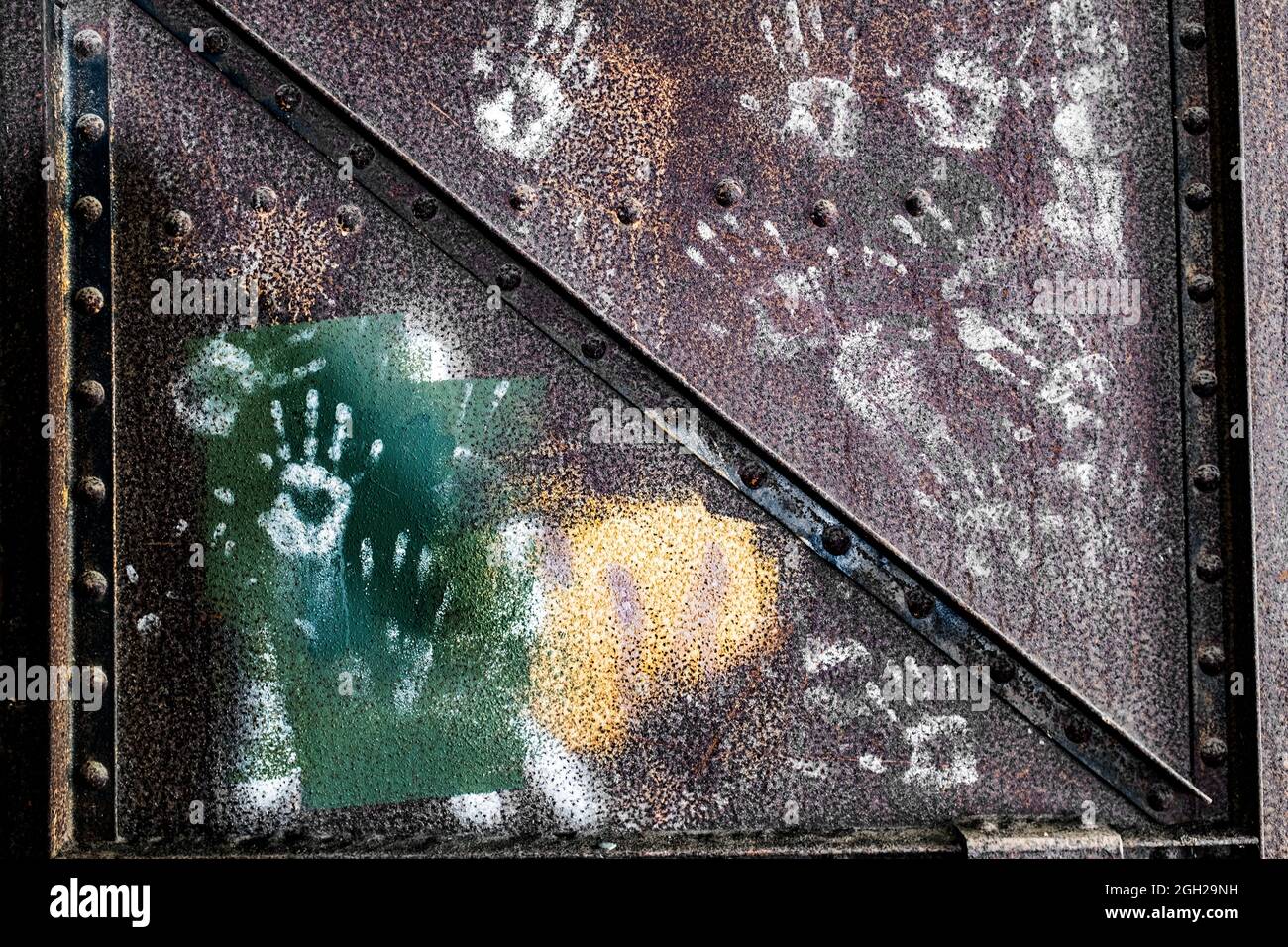 WA20261-00....WASHINGTON - handbedruckte Tür in den militärischen Artillerie-Platzierungen im Fort worden State Park, Port Townsend. Stockfoto