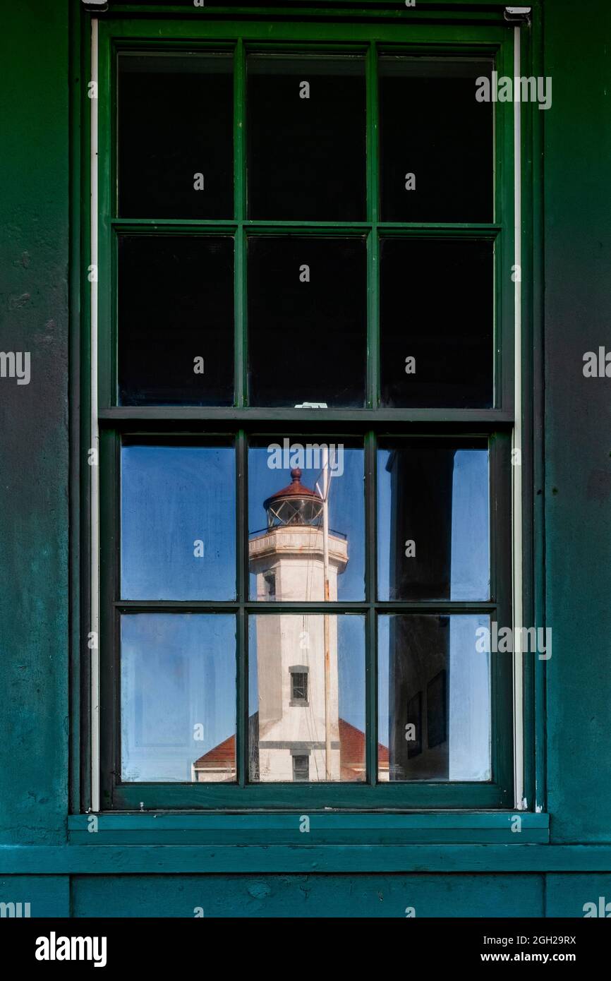 WA20264-00...... WASHINGTON - Spiegelung des Point Wilson Lighthouse am Admirality Inlet, wo sich die Straße von Juan De Fuca und der Puget Sound treffen Stockfoto