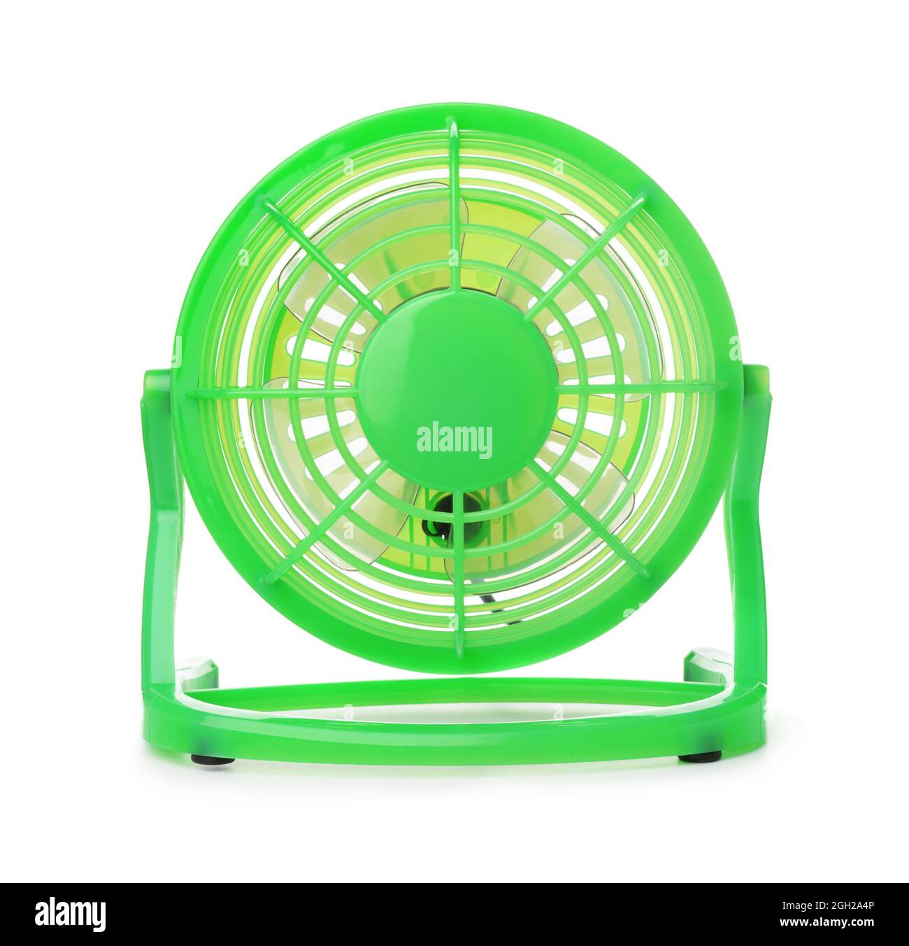 Frontansicht des grünen Kunststoff-Elektro-Lüfters isoliert auf weiß Stockfoto