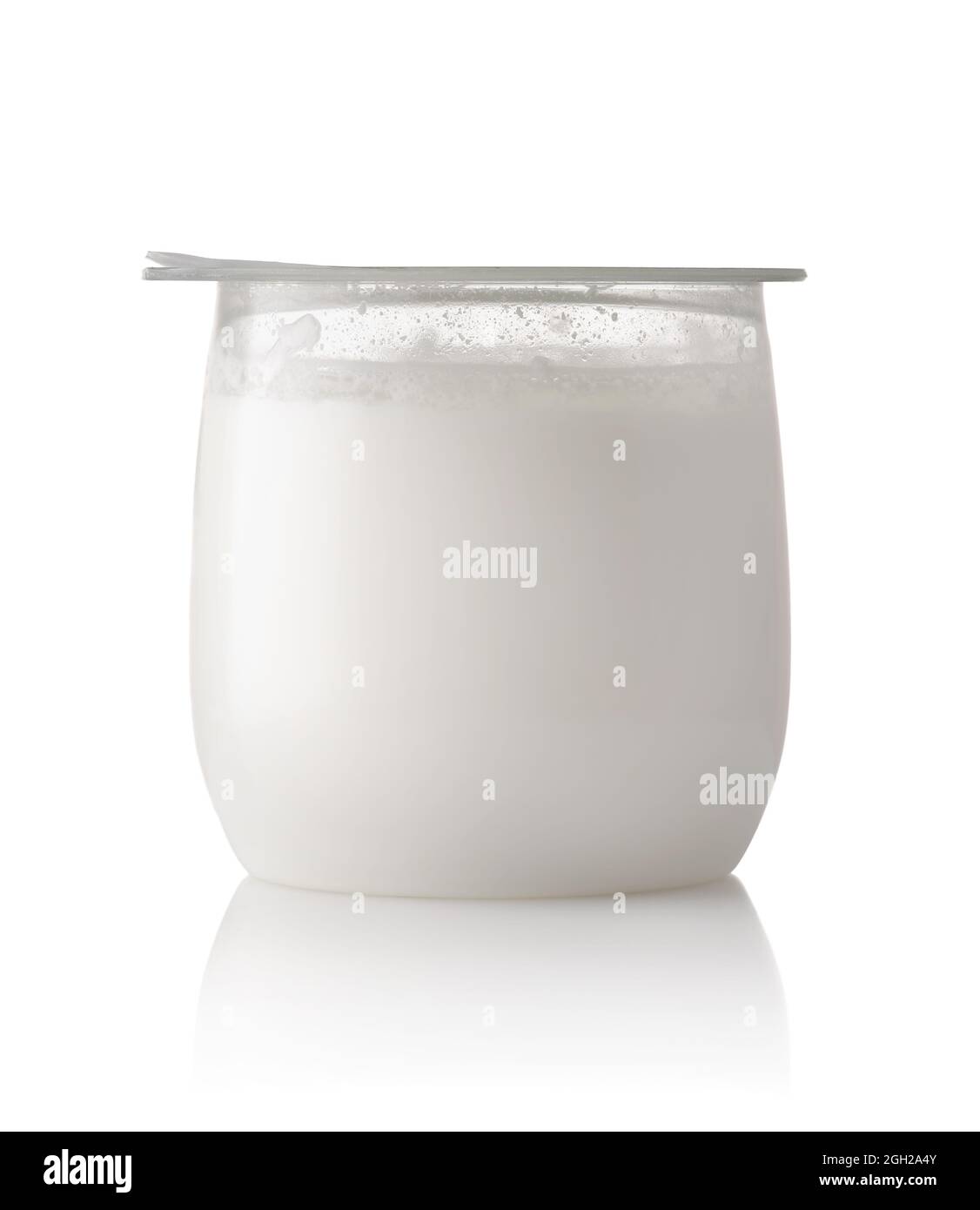 Vorderansicht von Bio-Joghurt in transparentem Kunststoff-Glas isoliert auf weiß Stockfoto