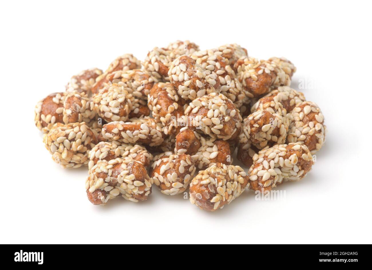 Stapel kandierter Sesam-beschichteter Cashewkerne, isoliert auf Weiß Stockfoto