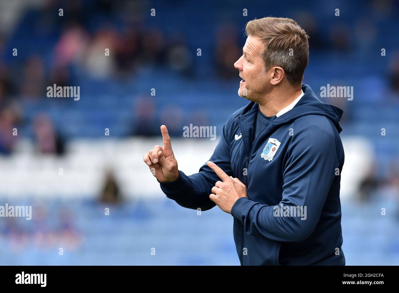 OLDHAM, GROSSBRITANNIEN. 4. SEPTEMBER Mark Cooper (Manager) von Barrow während des Spiels der Sky Bet League 2 zwischen Oldham Athletic und Barrow im Boundary Park, Oldham, am Samstag, 4. September 2021. (Foto von: Eddie Garvey | MI News) Kredit: MI Nachrichten & Sport /Alamy Live News Stockfoto