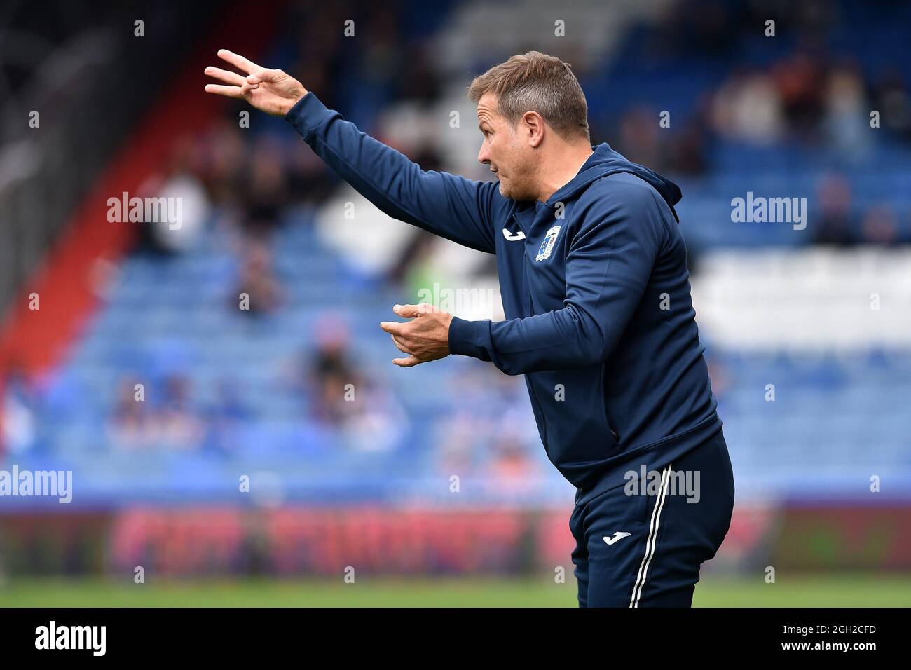 OLDHAM, GROSSBRITANNIEN. 4. SEPTEMBER Mark Cooper (Manager) von Barrow während des Spiels der Sky Bet League 2 zwischen Oldham Athletic und Barrow im Boundary Park, Oldham, am Samstag, 4. September 2021. (Foto von: Eddie Garvey | MI News) Kredit: MI Nachrichten & Sport /Alamy Live News Stockfoto