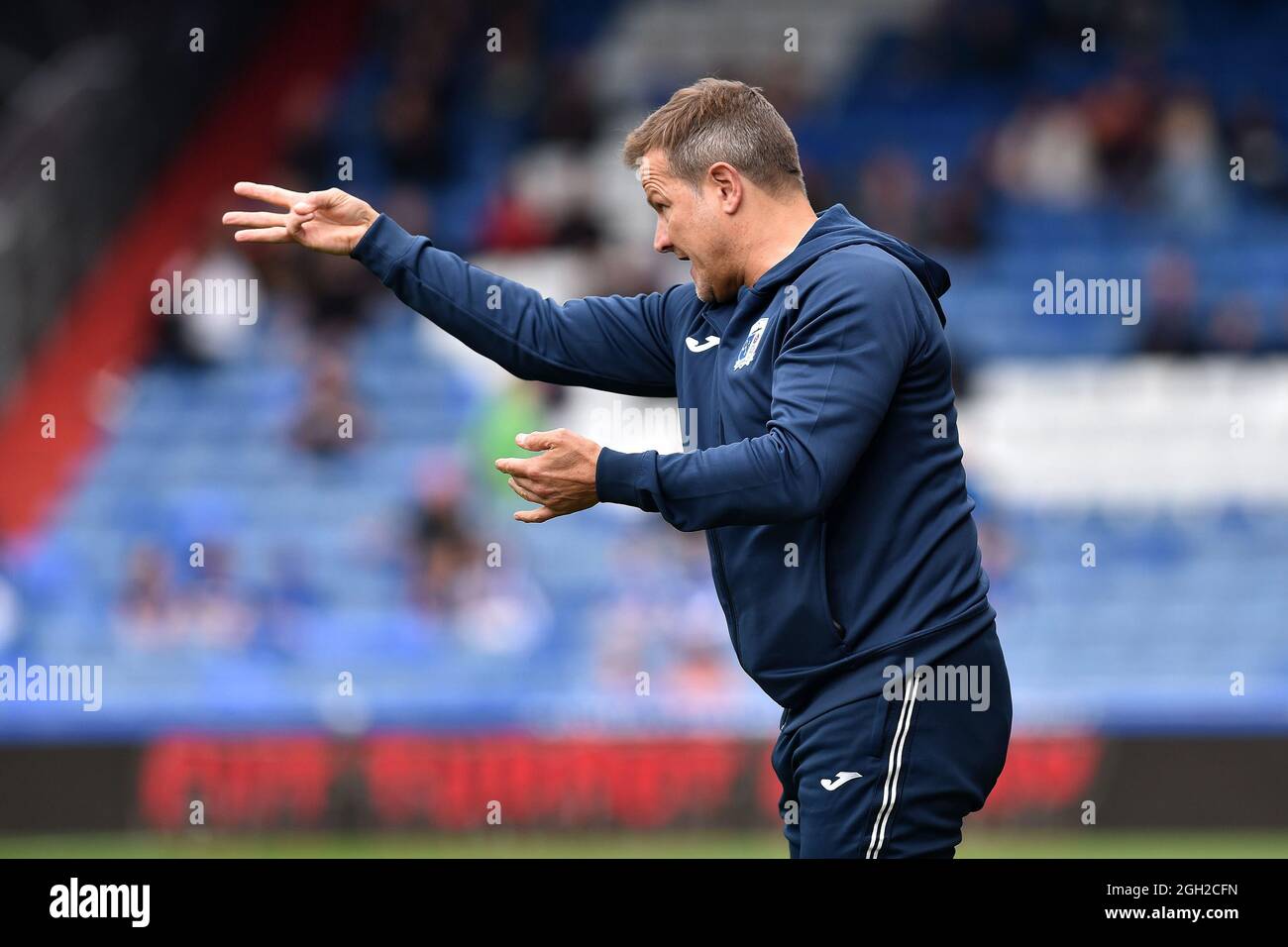 OLDHAM, GROSSBRITANNIEN. 4. SEPTEMBER Mark Cooper (Manager) von Barrow während des Spiels der Sky Bet League 2 zwischen Oldham Athletic und Barrow im Boundary Park, Oldham, am Samstag, 4. September 2021. (Foto von: Eddie Garvey | MI News) Kredit: MI Nachrichten & Sport /Alamy Live News Stockfoto