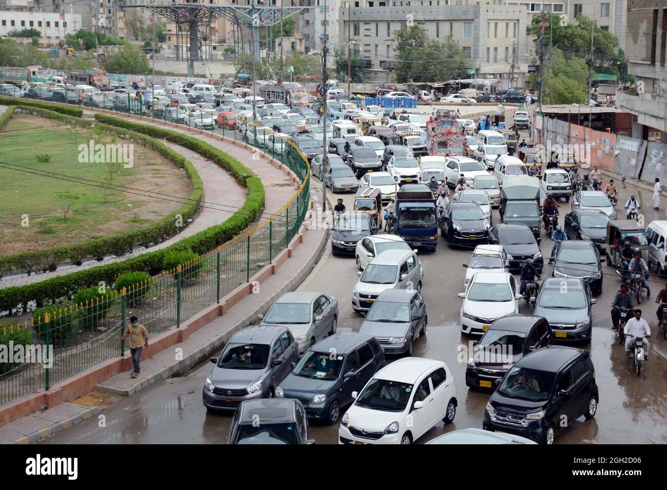 Eine große Anzahl von Fahrzeugen, die nach heftigem Regenguss der Monsunsaison im Stau steckten, zeigt die Fahrlässigkeit der betroffenen Abteilung, die sich am Samstag, dem 04. September 2021, an der Hauptstraße Korangi in Karachi befindet. Stockfoto