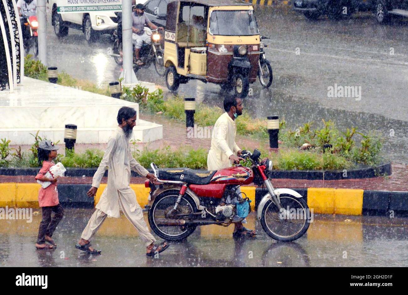 Pendler, die während der Monsunsaison in der Gegend von Saddar in Karachi am Samstag, dem 04. September 2021, durch die Straße fahren. Stockfoto
