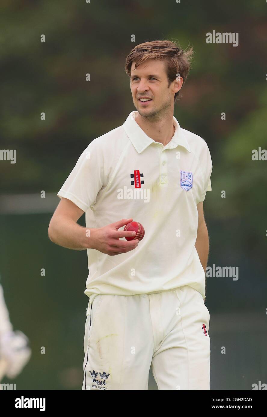 London, Großbritannien. 4. September 2021. South London, Großbritannien. Jon Lodwick Bowling als Dulwich Cricket Club nimmt Dorking CC im Spiel der Surrey Championship Division 2 in Dulwich, South London, auf. David Rowe/ Alamy Live News Stockfoto