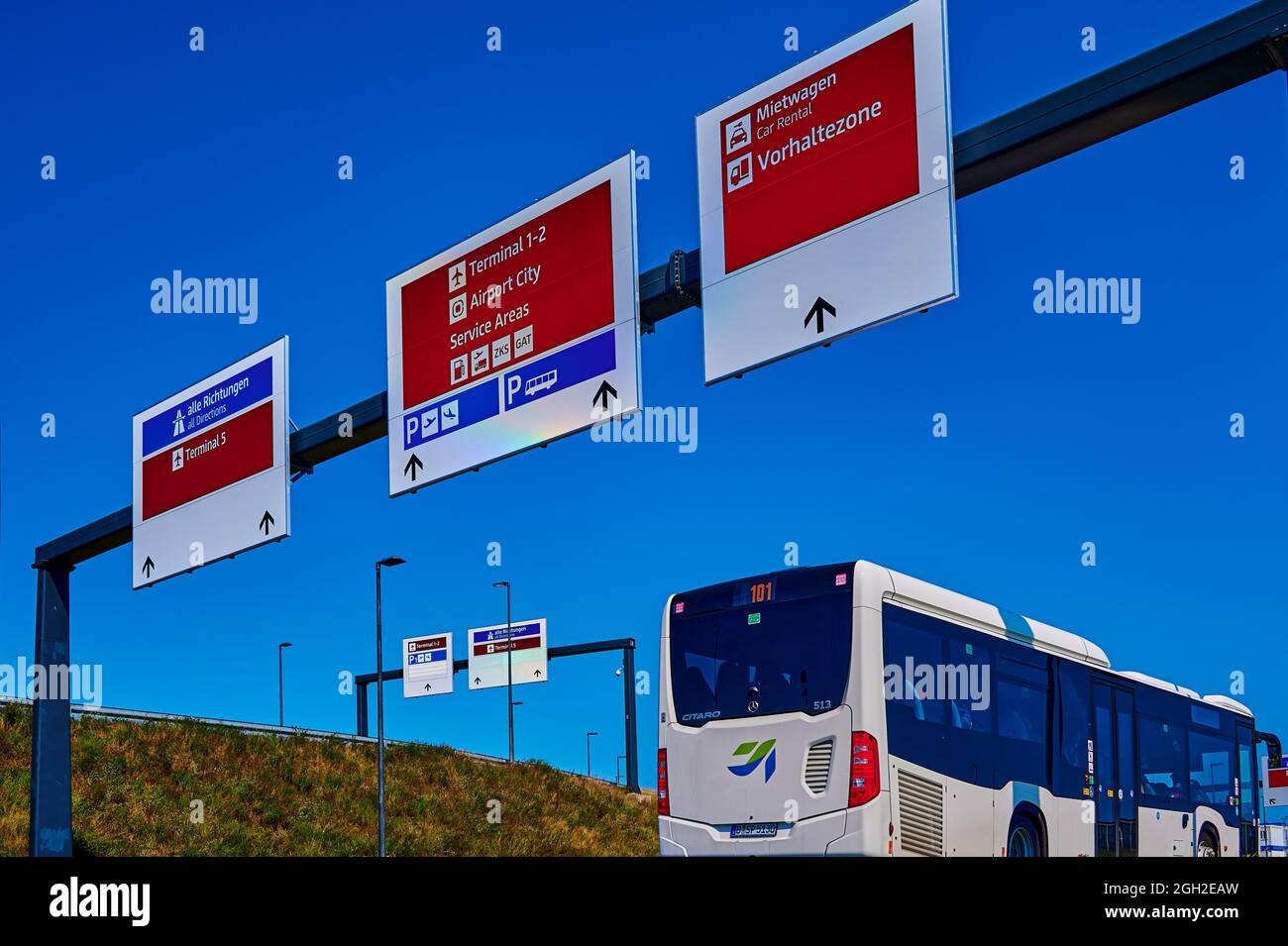 Schönefeld, 3. September 2021: Informationstafel im Bereich des Flughafens BER Berlin-Brandenburg. Stockfoto