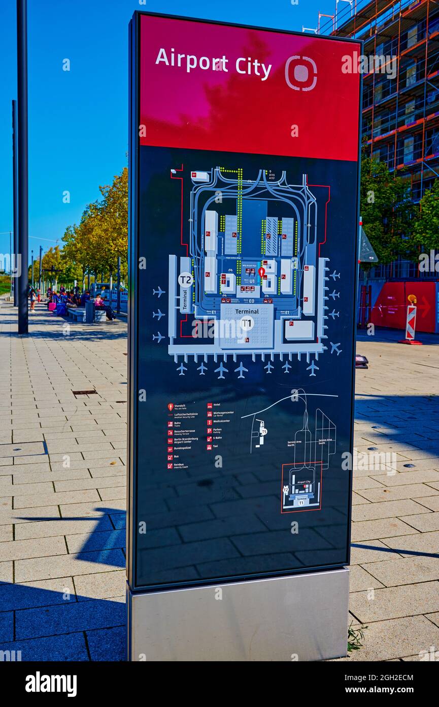 Schönefeld, 3. September 2021: Informationstafel im Bereich des Flughafens BER Berlin-Brandenburg. Stockfoto