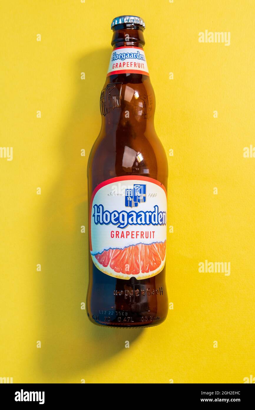 Tjumen, Russland-25. Mai 2021: Amstel Bier kann alkoholfrei mit Kalk und  Himbeeren. Isoliert auf weißem Hintergrund Stockfotografie - Alamy