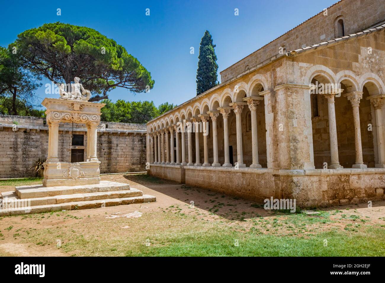 10. August 2021 - Abtei von Santa Maria a Cerrate, Apulien, Salento, Lecce - Alte romanische Kirche, Erbe der FAI. Der Brunnen und der Portikus wi Stockfoto