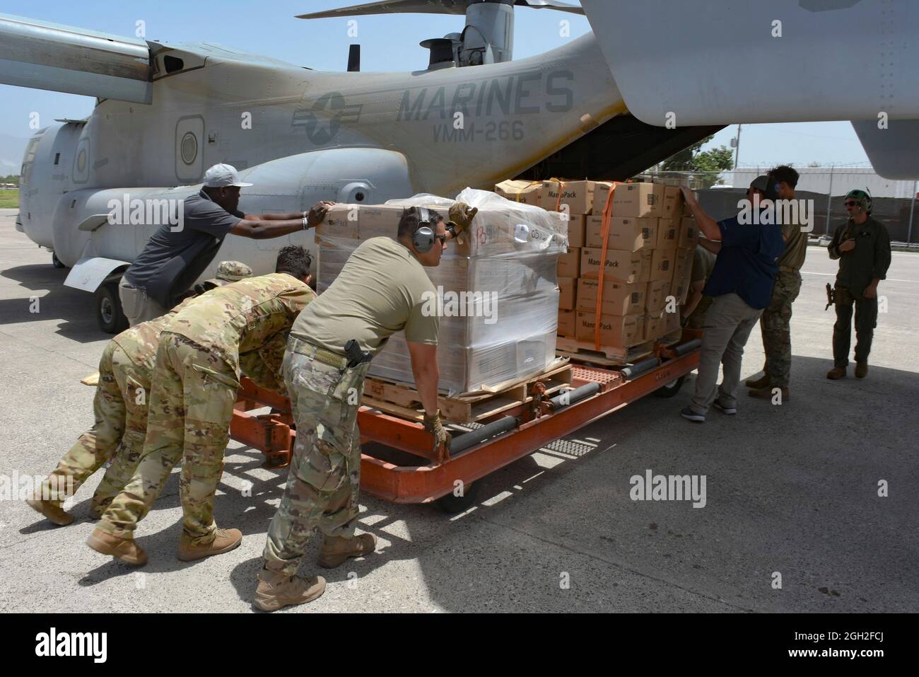 US-Marineinfanteristen, Matrosen und Freiwillige laden während einer humanitären Mission am 4. September 2021 in Port-au-Prince, Haiti, Lebensmittel in ein Flugzeug der MV-22 Osprey ein. Das Militär, die USAID und Freiwillige helfen nach dem jüngsten Erdbeben. Stockfoto