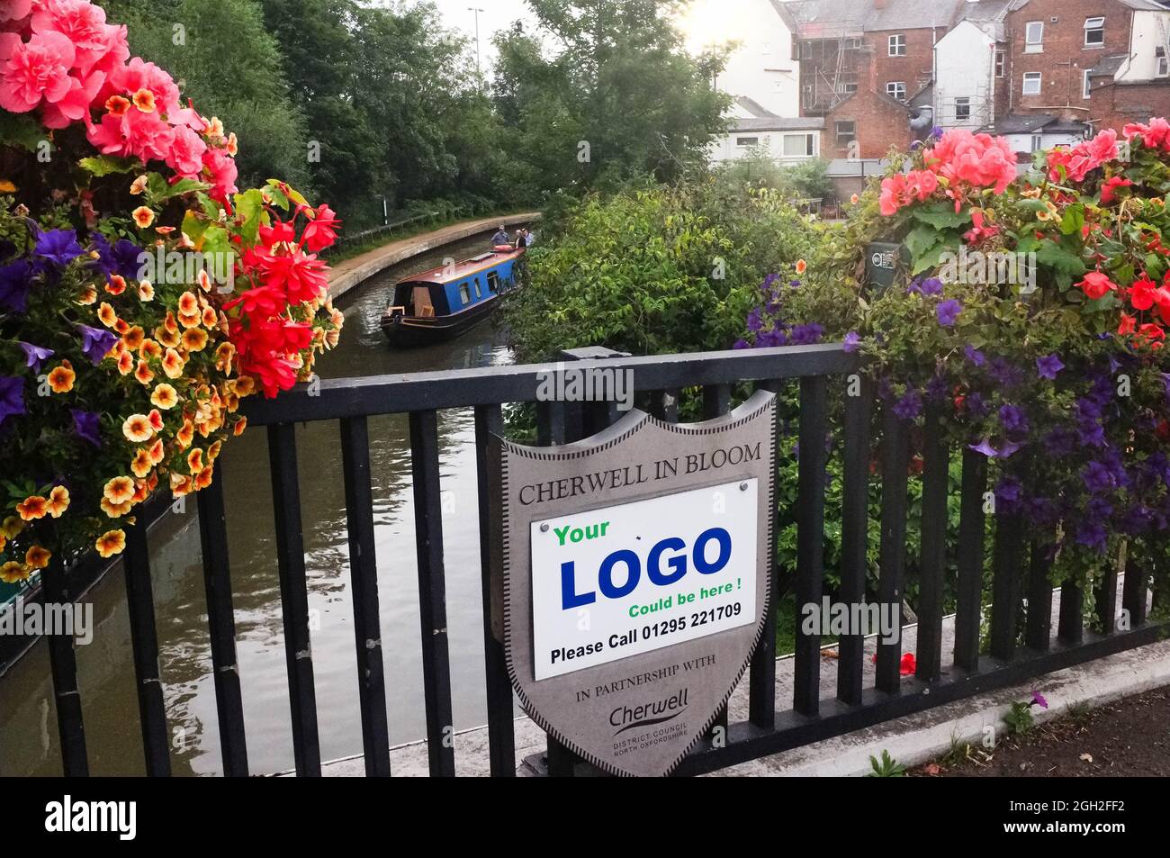 Albion Bridge über den Oxford Canal, Banbury, Oxfordshire. Aufgehängte Körbe als Teil von „Cherwell in Bloom“. IM BILD:schmale Boote auf dem Kanal Stockfoto