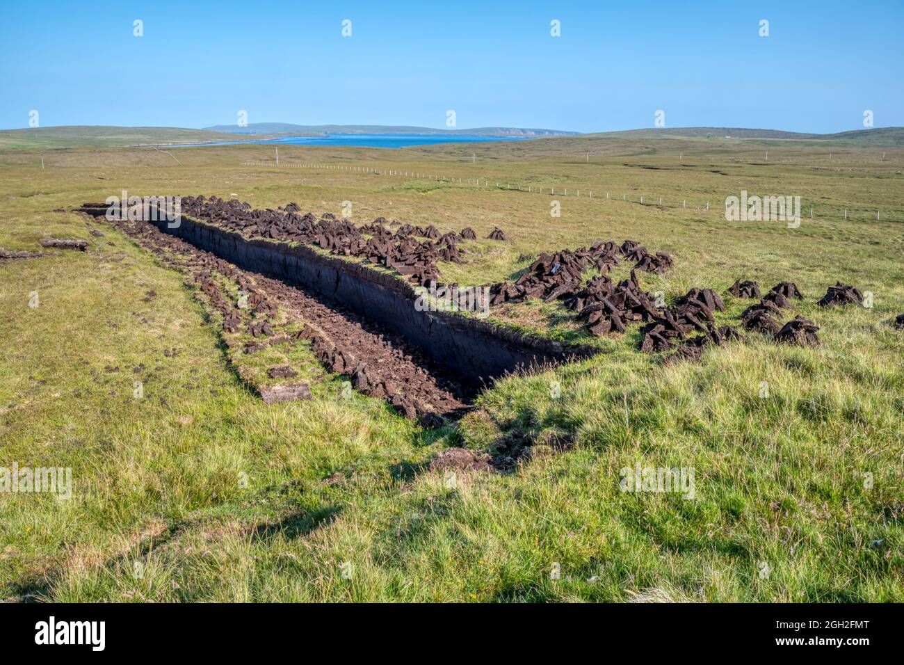 Ein Gebiet mit frischem Torf, das in der Nähe von Mid Yell auf der Insel Yell, Shetland, grabt. Stockfoto