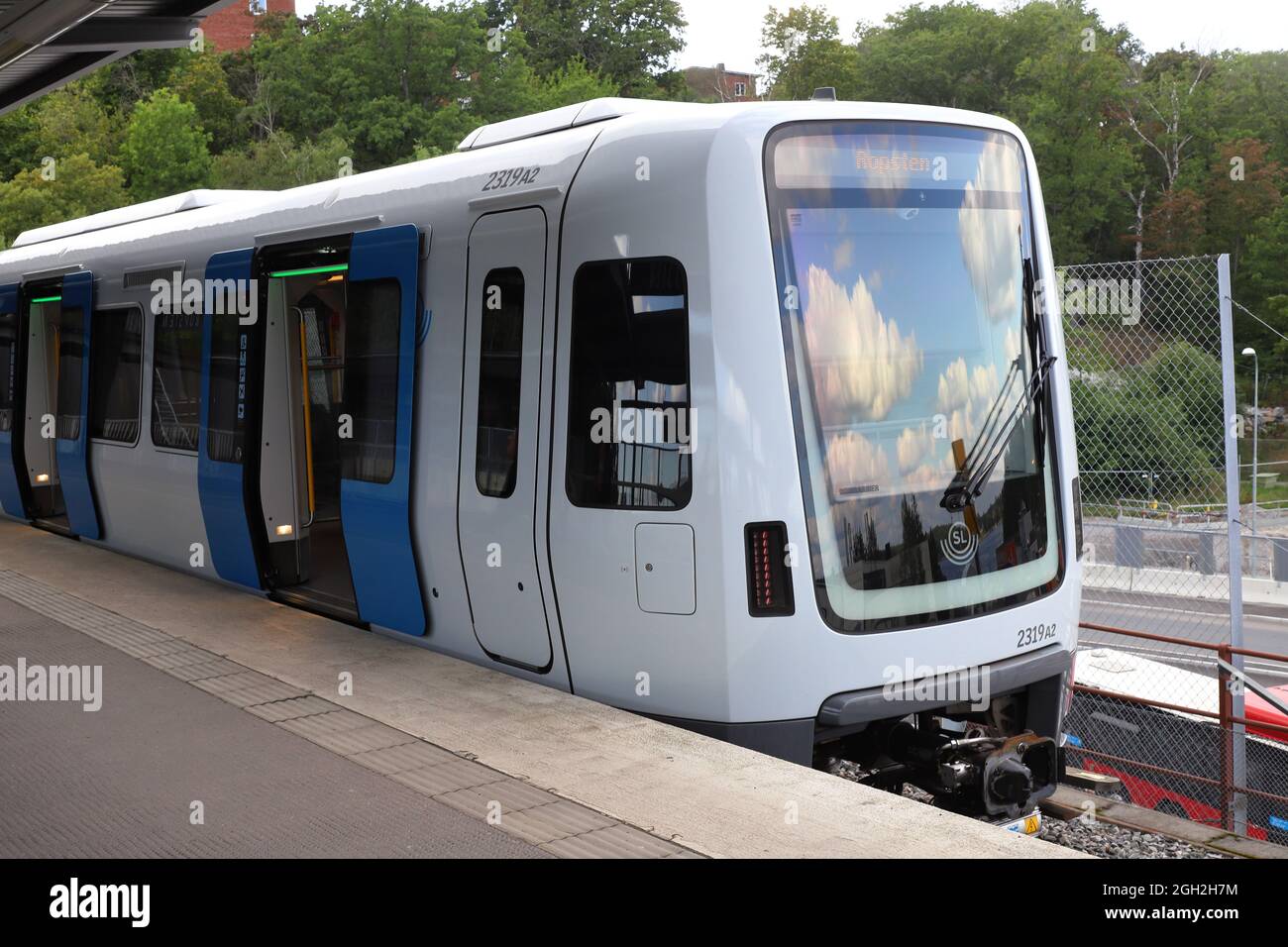 Stockholm, Schweden - 30. August 2021. Vorderansicht der C30 Stock U-Bahn an der U-Bahn-Station Ropsten. Stockfoto