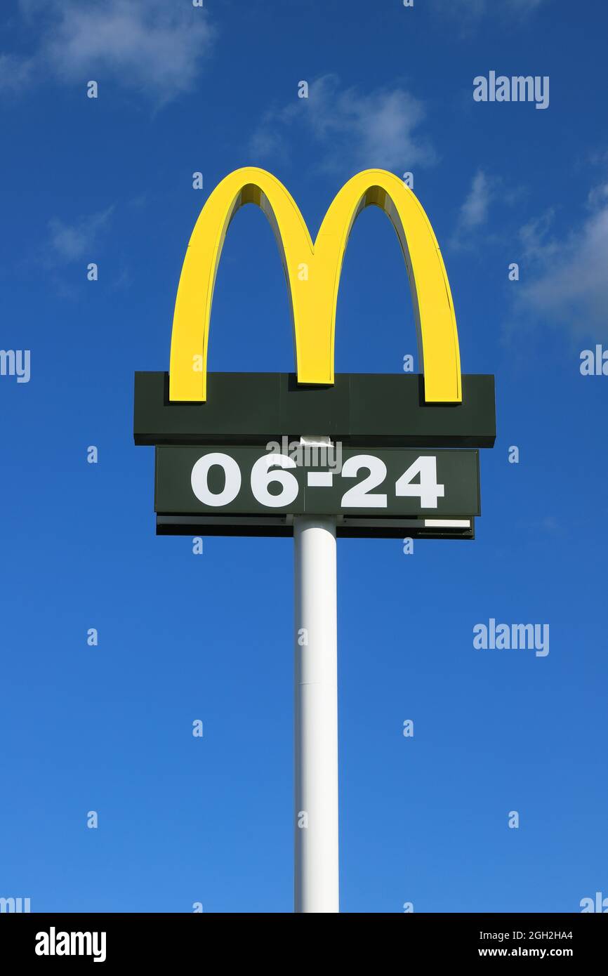Nykvarn, Schweden - 4. September 2021: Nahaufnahme des McDonald's-Logos der Fast-Food-Kette mit Öffnungszeiten. Stockfoto