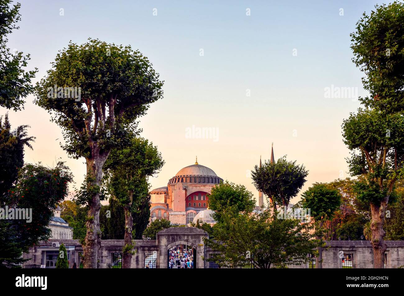 Außenansicht der Fassade und Eingang der Basilika Santa Sophia in Istanbul, Türkei am späten Nachmittag. Stockfoto