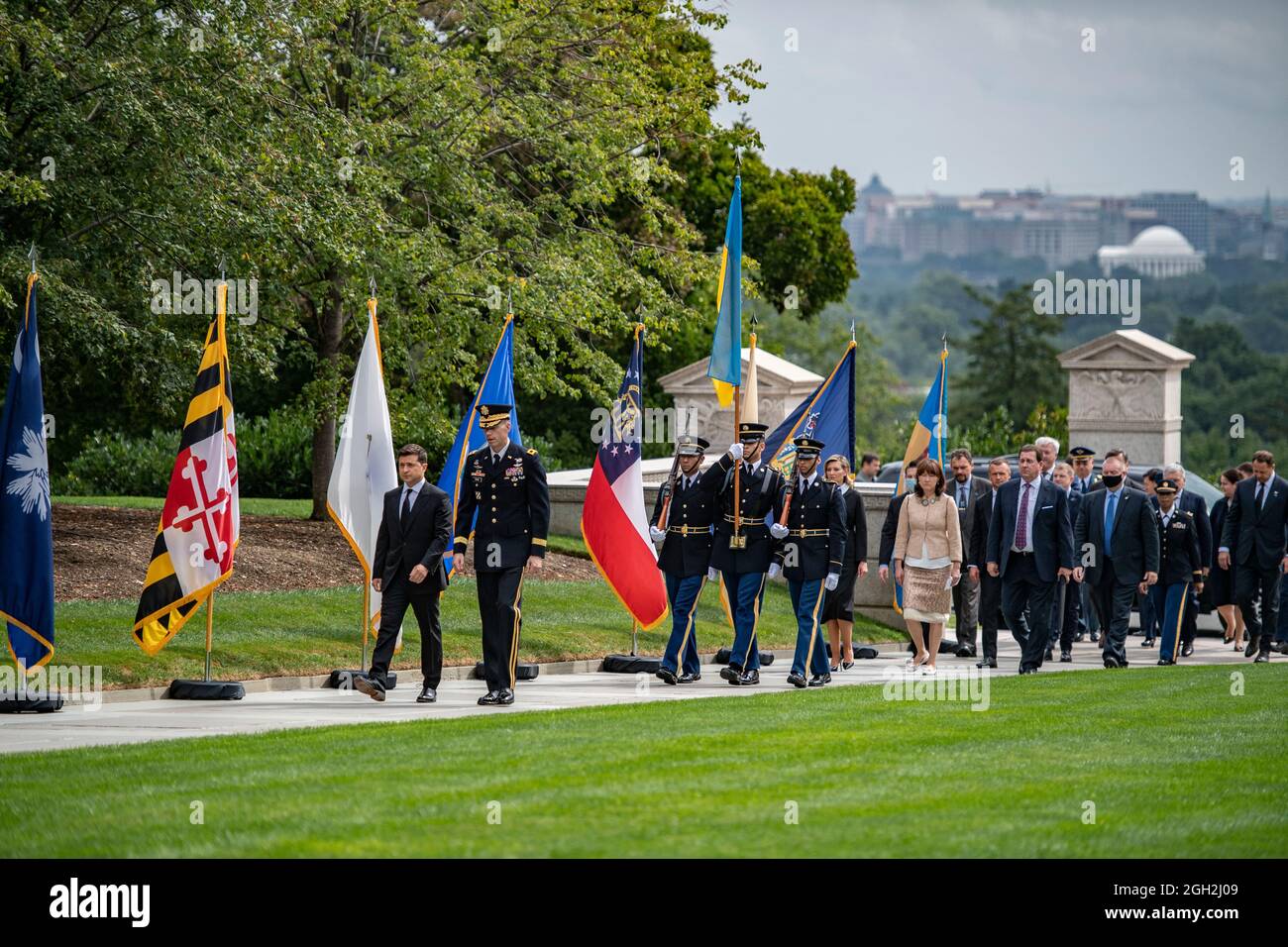 Der ukrainische Präsident Volodymyr Zelenskyy, links, wird von General Allan Pepin der US-Armee während einer Zeremonie zur Kranzniederlegung im Grab des unbekannten Soldaten auf dem Nationalfriedhof von Arlington am 1. September 2021 in Arlington, Virginia, begleitet. Stockfoto
