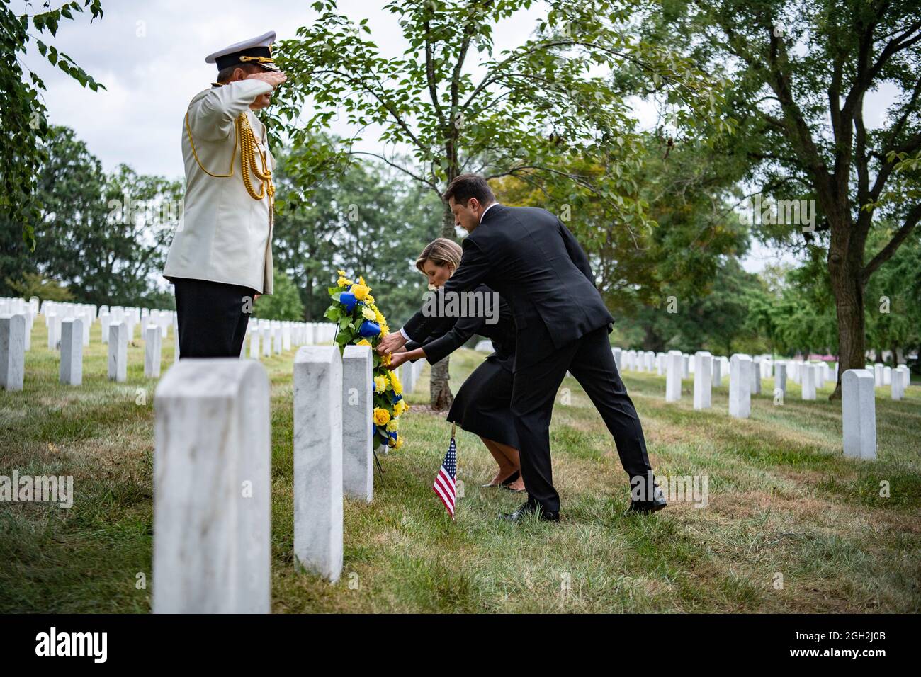 Die ukrainische First Lady Olena Zelenska, links, und der ukrainische Präsident Volodymyr Zelenskyy legen in Abschnitt 65 des Nationalfriedhofs Arlington am 1. September 2021 in Arlington, Virginia, einen Kranz auf das Grab des US-Marine Corps General Samuel Jaskilka. Zelenskyy besuchte die Gräber mehrerer polnisch-amerikanischer Dienstmitglieder. Stockfoto