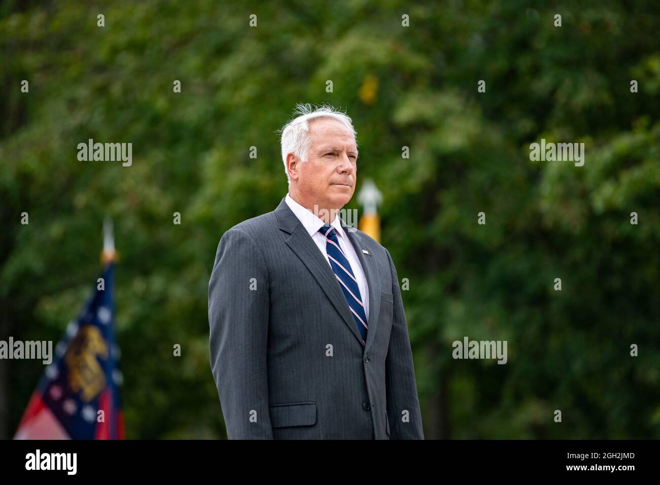 Der Superintendent des Nationalfriedhofs von Arlington, Charles R. Alexander, Jr., steht während des Besuchs des ukrainischen Präsidenten Volodymyr Zelenskyy auf dem Nationalfriedhof von Arlington am 1. September 2021 in Arlington, Virginia, auf dem Grab des unbekannten Soldaten zur Kenntnis. Stockfoto