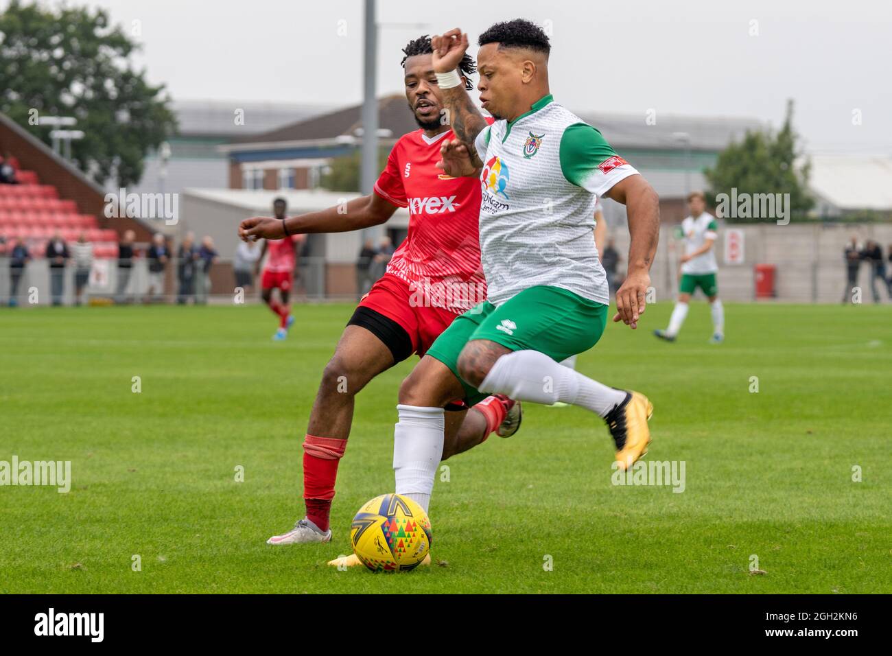 Emirates FA Cup in der ersten Runde mit Hayes und Yeading gegen Bognor Regis Town FC (Rocks). September 2021. Zwei Spieler laufen, um den Ball anzupacken. Stockfoto