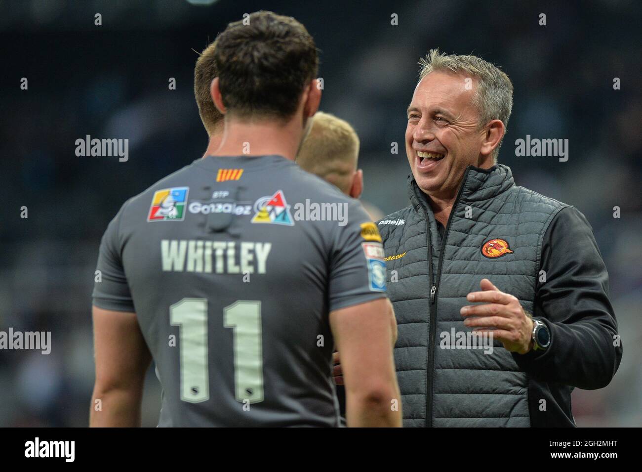 Newcastle, England - 4. September 2021 - Steve McNamara, Trainer der katalanischen Drachen, feiert den Sieg während des Rugby League Betfred Super League Magic Weekend St. Helens vs Catalan Dragons im St James' Park Stadium, Newcastle, UK Credit: Dean Williams/Alamy Live News Stockfoto