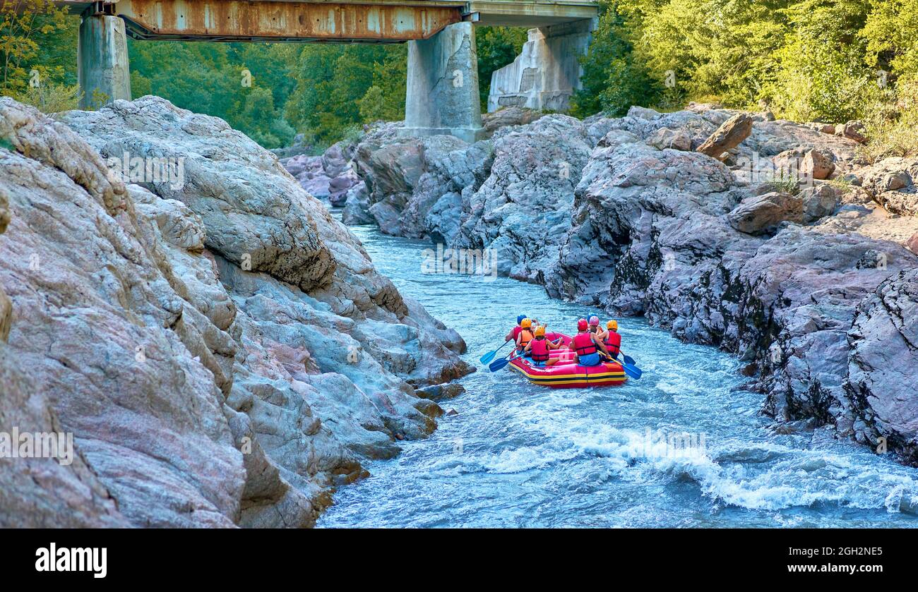 Rafting auf einem großen Boot auf einem Bergfluss Stockfoto