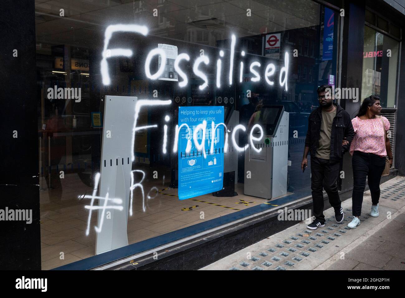 London, Großbritannien. 4. September 2021. Das Fenster einer Zweigstelle der Barclays Bank an der Charing Cross Road wurde mit dem Text „Fossilized Finance“ besprüht, da der 14-tägige Protest von Extinction Rebellion zur „Bekämpfung der Grundursache der Klima- und Umweltkrise“ zu Ende geht. Quelle: Stephen Chung / Alamy Live News Stockfoto