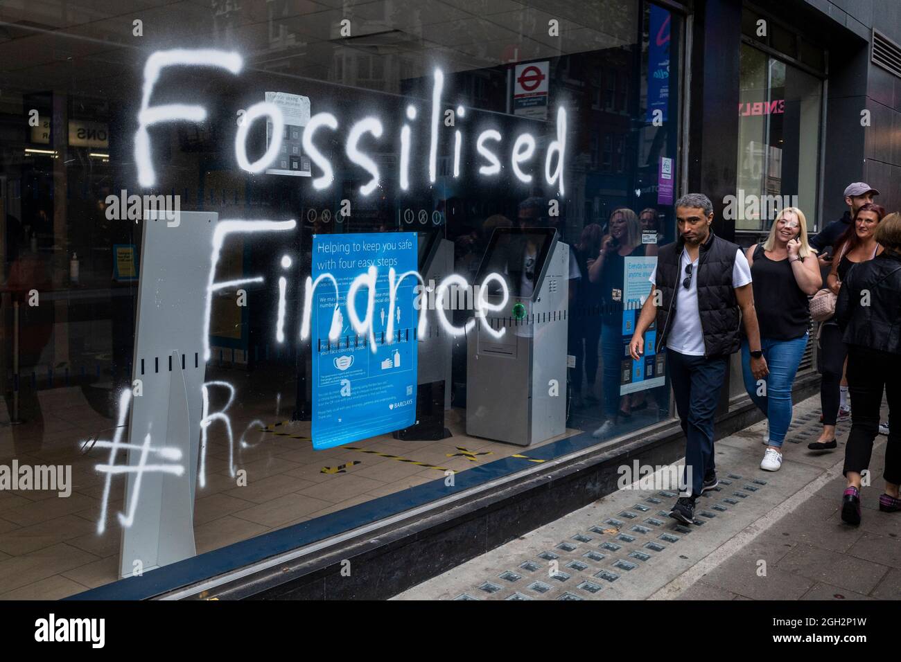 London, Großbritannien. 4. September 2021. Das Fenster einer Zweigstelle der Barclays Bank an der Charing Cross Road wurde mit dem Text „Fossilized Finance“ besprüht, da der 14-tägige Protest von Extinction Rebellion zur „Bekämpfung der Grundursache der Klima- und Umweltkrise“ zu Ende geht. Quelle: Stephen Chung / Alamy Live News Stockfoto