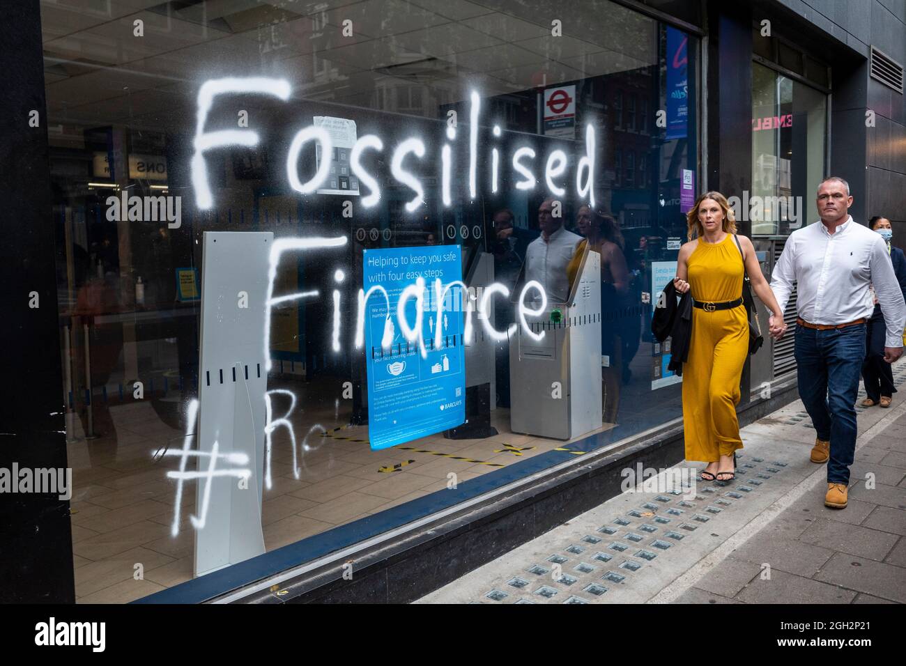 London, Großbritannien. 4. September 2021. Das Fenster einer Zweigstelle der Barclays Bank an der Charing Cross Road wurde mit dem Text „Fossilized Finance“ besprüht, da der 14-tägige Protest von Extinction Rebellion zur „Bekämpfung der Grundursache der Klima- und Umweltkrise“ zu Ende geht. Quelle: Stephen Chung / Alamy Live News Stockfoto