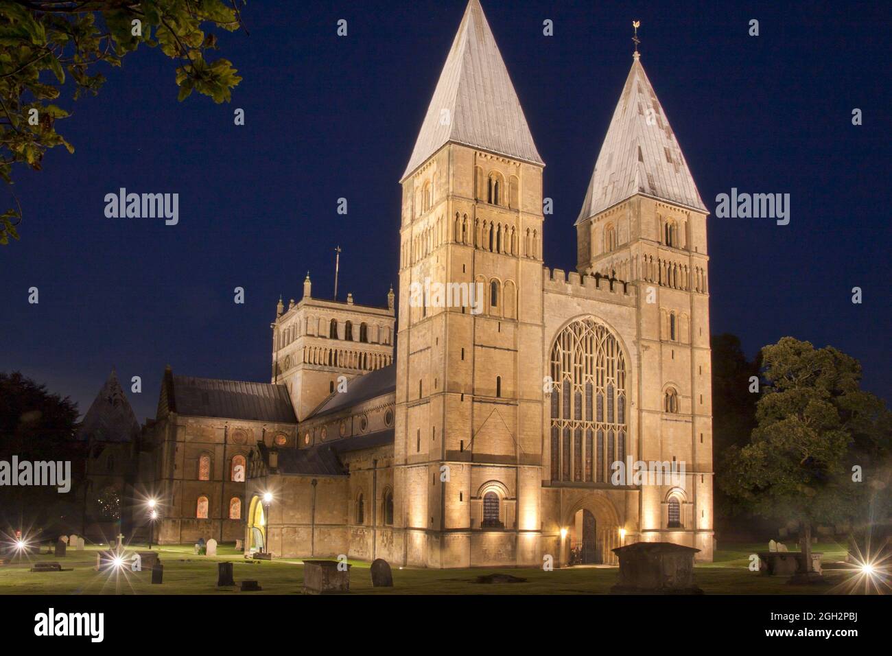 Southwell Minster bei Nacht mit Flutlicht, Nottinghamshire, England Stockfoto